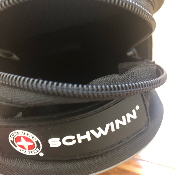 Schwinn ‘bicycle bag’ mounts to seat post - Picture 8 of 9